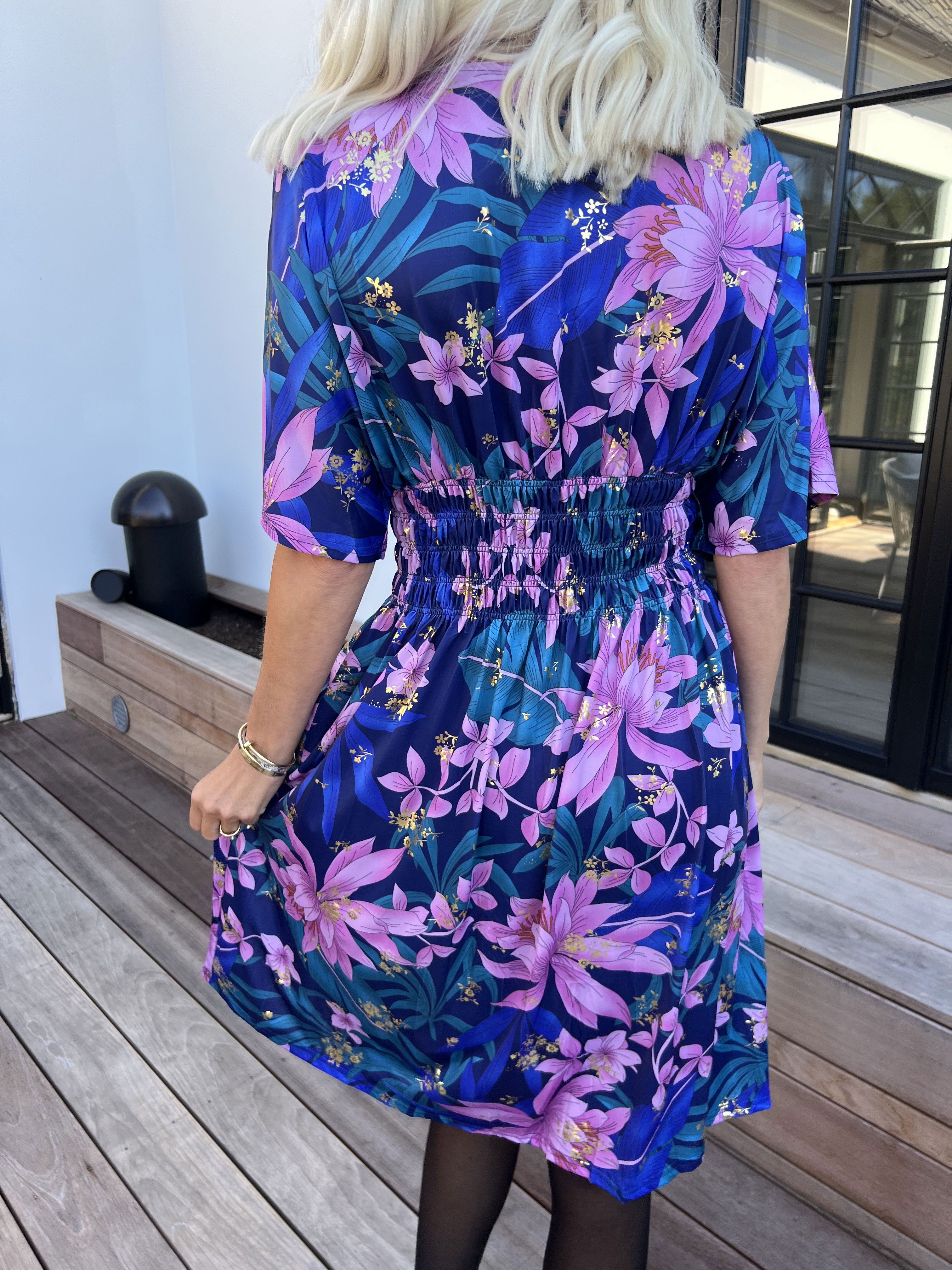 Pams New Leaf Short - Elastisk kjole med farvet blomsterprint og guld detaljer